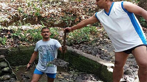 कड़वापानी जलस्रोत की सफाई करते ग्रामीण