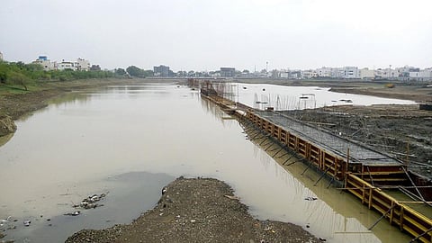 तालाब बचाने के लिये बरसते पानी में जल सत्याग्रह