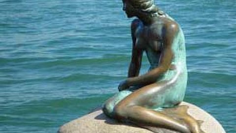 कोपेनहेगन के समुद्र तट पर स्थापित एक कलाकृति