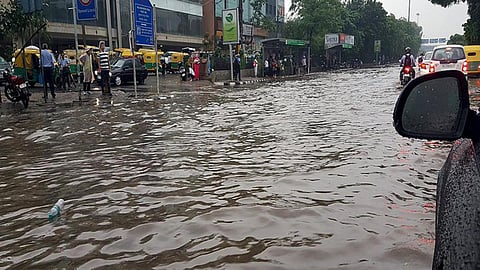 हल्की सी बारिश में दिल्ली हलकान