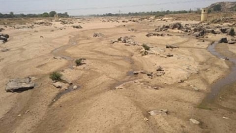 कभी झारखंड के कई क्षेत्रों की लाइफ लाइन रही कोयल नदी अब सूखी पड़ी है