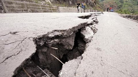 भूकंप से टूटे रास्ते