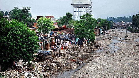 रिस्पना नदी के किनारे बसी अवैध कॉलोनियाँ (फोटो साभार: हिन्दुस्तान टाइम्स)