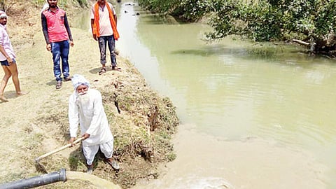 बुन्देलखण्ड के बलवीर ने सूखी नदी को किया लबालब।