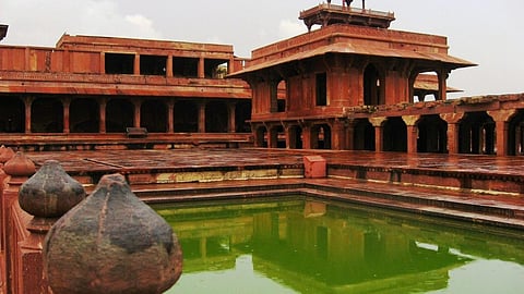 फतेहपुर सीकरी में मौजूद तालाब।