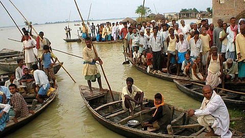 बिहार में बाढ़ से बेघर लोग