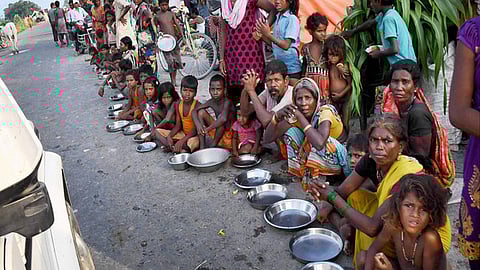 बाढ़ तो उतर गई लेकिन संकट नहीं