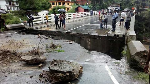 बाढ़ से भारी तबाही।