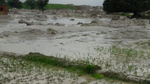 कई घरों में घुसा फ्लाई ऐश, अनाज तक हुआ खत्म।