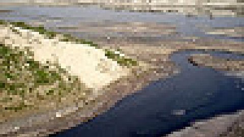 कानपुर में सूखती गंगा नदी