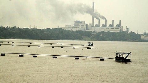 गंगा में ऐसे कई पावर प्लांट कूड़ा डालते हैं