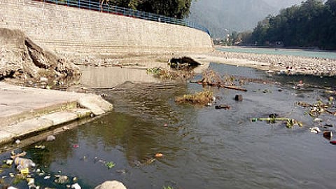 ऋषिकेश में गंगा नदी में गिरता नाला