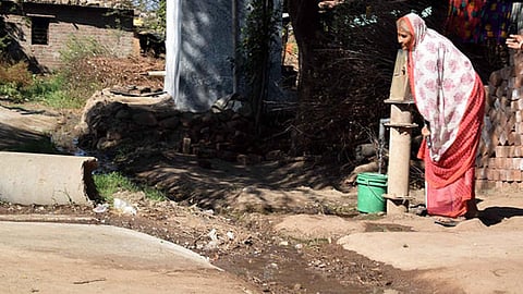 शौचालय के नजदीक हैण्डपम्प