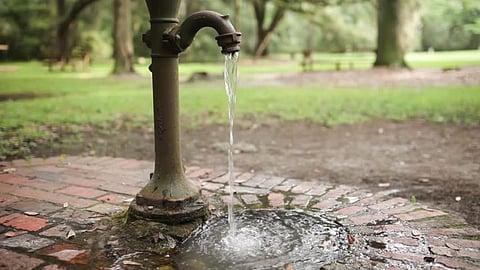 देशभर में सूखे हैंडपंपों को मुंह चिढ़ाते हुए देखा जा सकता है।