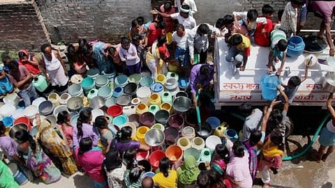 पानी भरने के लिए टैंकर के सामने लगी लोगों की भीड़।