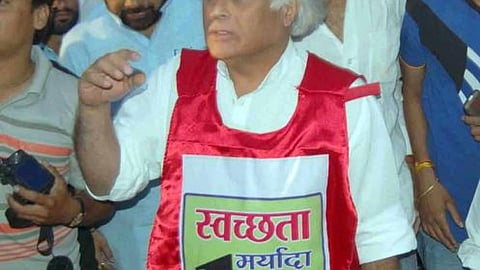 जयराम रमेश कार्यकेरम में शिरकत करते हुए