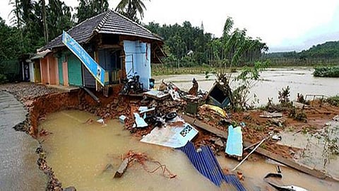 बाढ़ के कारण केरल को भारी क्षति हुई है