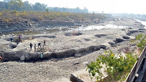पूरी तरह सूखने की कगार पर कोटद्वार की कोह नदी