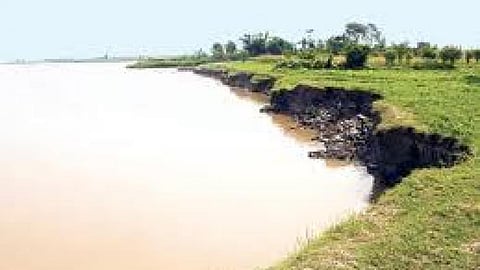 कोसी में तैयार हो रही है प्रलय की पृष्ठभूमि