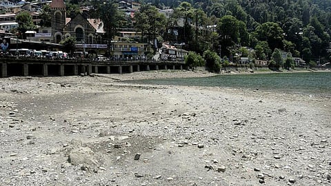 बेरुखी झेलती झील