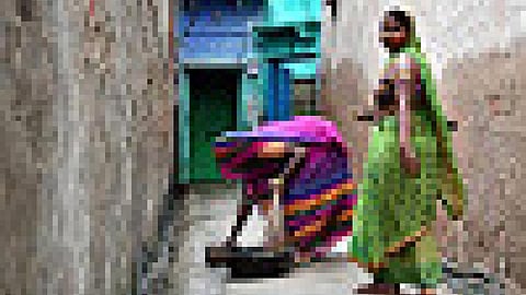 राजस्थान के बेहनारा गाँव में सूखा शौचालय साफ करती मुन्नी