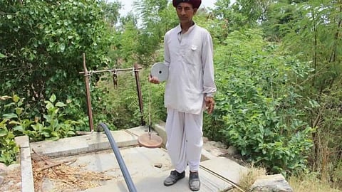ग्राउंड वाटर लेवल को नापते हुए भूजल जानकार