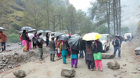 नैटवाड़ और बनोल के परियोजना प्रभावित लोग सड़क पर विरोध जताने उतरे