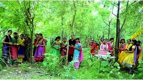 राजस्थान स्थित राजसमंद जिले का पिपलांत्री गांव में बेटी पैदा होने पर लगाते हैं 111 पौधे।