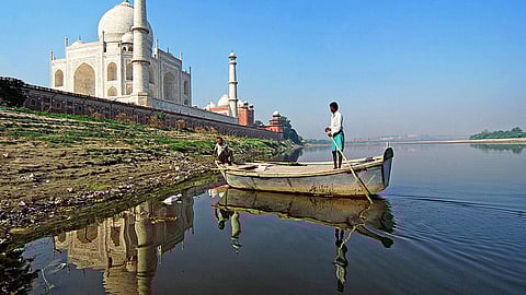 pollution near Taj Mahal