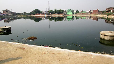 बच्चों ने रखी तालाब पर ‘स्वच्छता की पाठशाला’