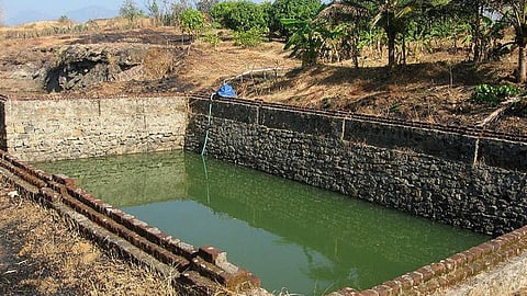 चुल्लू भर पानी ही बचता है, पठारी तालाब में