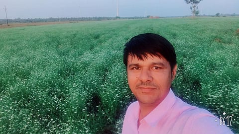 राजस्थान में एलोवेरा की खेती के बीच राकेश चौधरी।