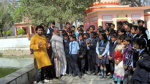 नीर फाउंडेशन के निदेशक रमन त्यागी बच्चों को ऐतिहासिक जलस्रोत के बारे में बताते हुए