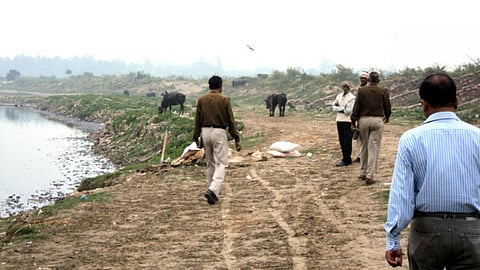 आगरा में पुलिस कचरा व प्रदूषण करने वालों के खिलाफ कार्यवाही करती हुई