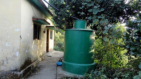 त्रिलोक बिष्ट के घर के पीछे बनाया गया रेनवाटर हार्वेस्टिंग टैंक
