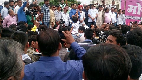 तिरंगा लेकर उमड़े तालाब बचाने लोग