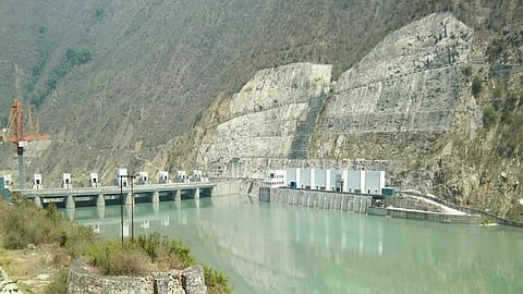 श्रीनगर बांध के चैनल से होता लीकेज।