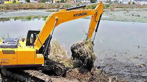 जलाशयों की गाद हटाने में बाढ़ का उपयोग