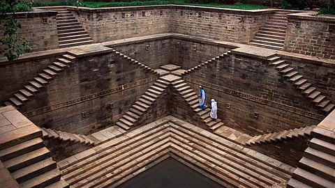 बुंदेलखंड में 64 बावड़ी और 360 बीहर हैं।