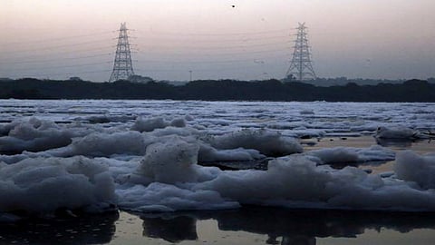 कालिंदी कुंज की तरफ बह रही यमुना नदी में जहरीला फोम