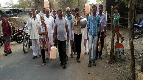 पानी हुआ खत्म तो पूरे गाँव को बाँध दिया