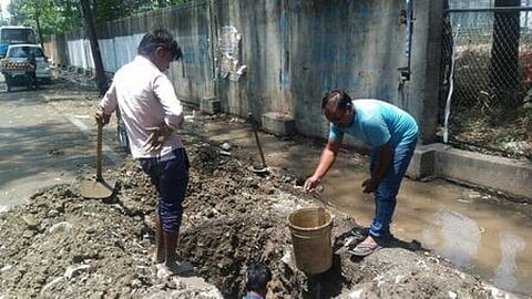 पानी की खूब बर्बादी की जा रही है।