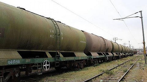 पानी पर चुनावी जंग, प्यास बुझाने पहुँची ट्रेन