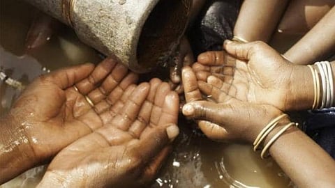 पानी भरपूर फिर भी कंठ है प्यासी