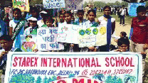 रैली में इकट्ठे बच्चे