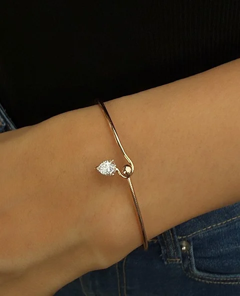 This bijouterie collection showcases the beauty of sculpted gold