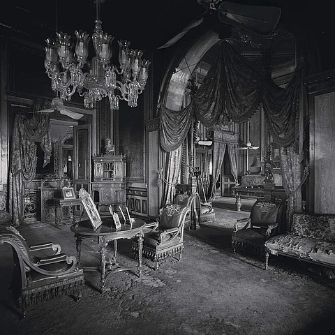 ©Derry Moore, Card room of the Gentlemen’s Salon, Falaknuma Palace, Hyderabad, 1976; Courtesy Tasveer