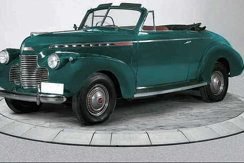 Two vintage cars from Chevrolet's Master Deluxe series are also the highlights of the auction