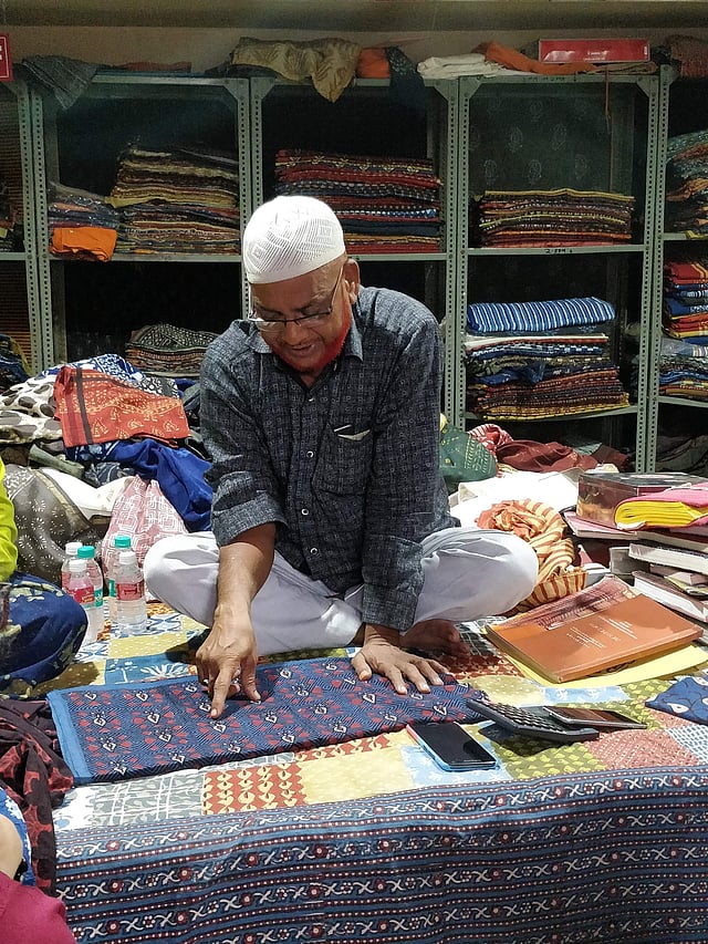 Farooq Shahabuddin explaining the types of prints