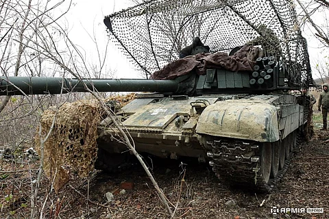 PT-91 tank with anti-drone mesh in Ukrainian 117th Heavy Mechanized Brigade